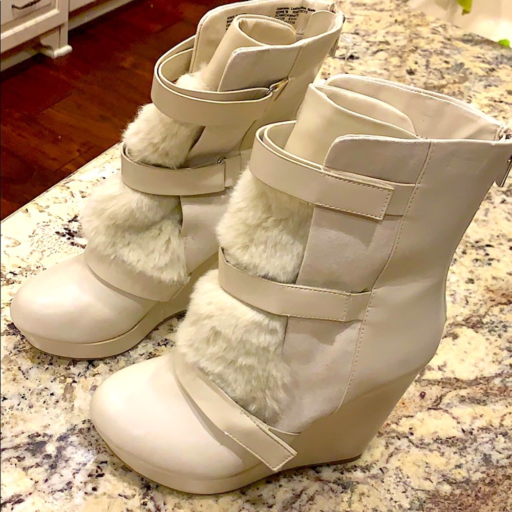 Juicy coutour, Off white wedge booties